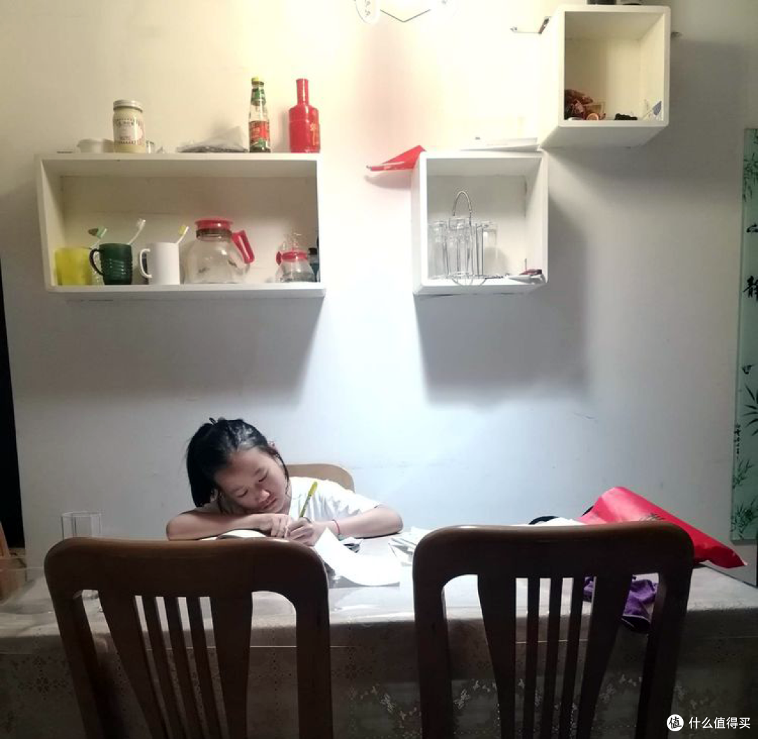 餐厅昏暗且混乱不均的光线
