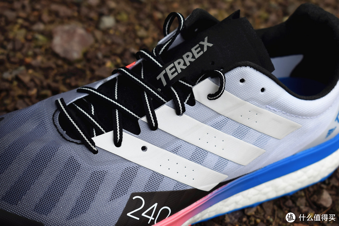 充满竞速属性的adidas TERREX SPEED ULTRA越野跑鞋