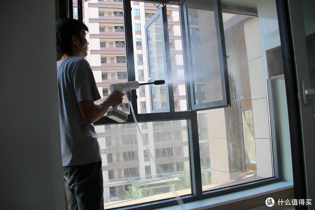 来自小米有品电商的高压洗车机,支持无线设计+多功能场景使用