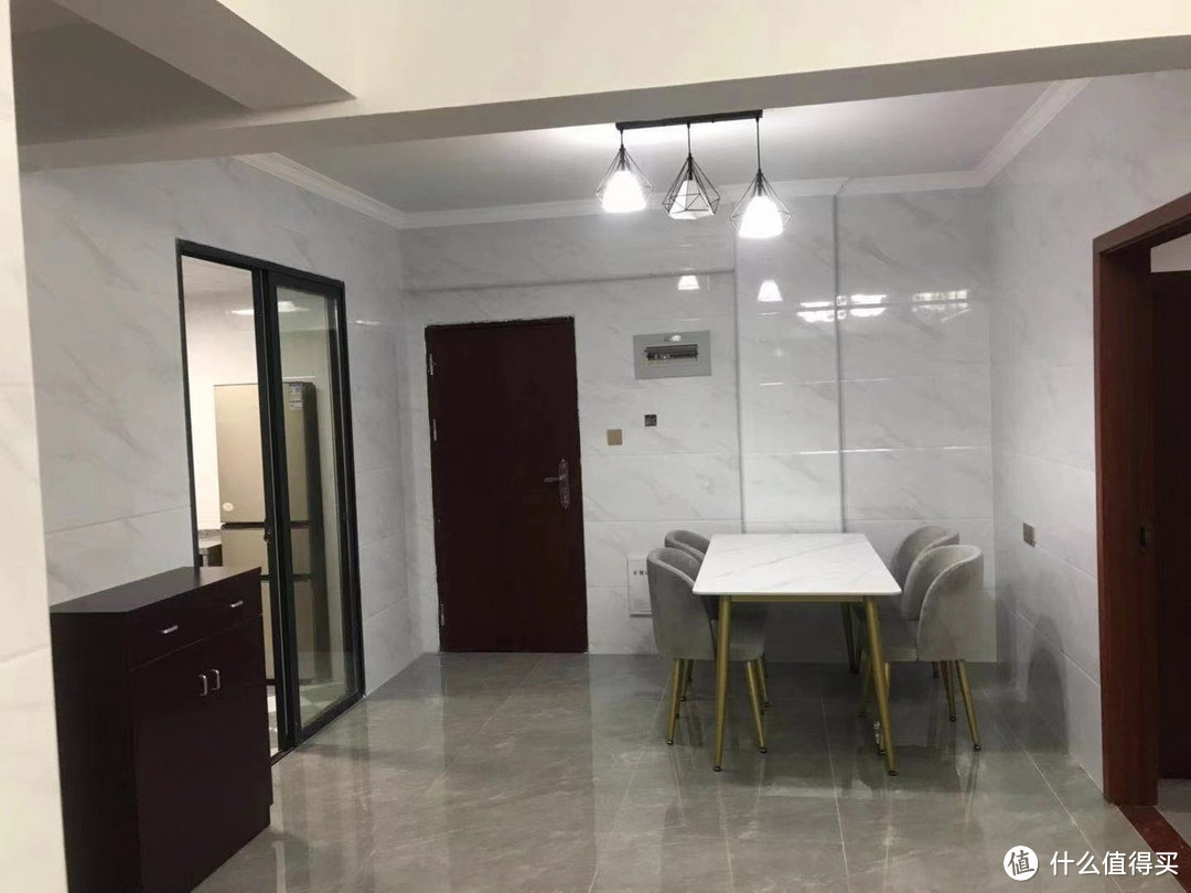 不做吊顶只走石膏线,全屋贴瓷砖,“家徒四壁”反而更清新耐看