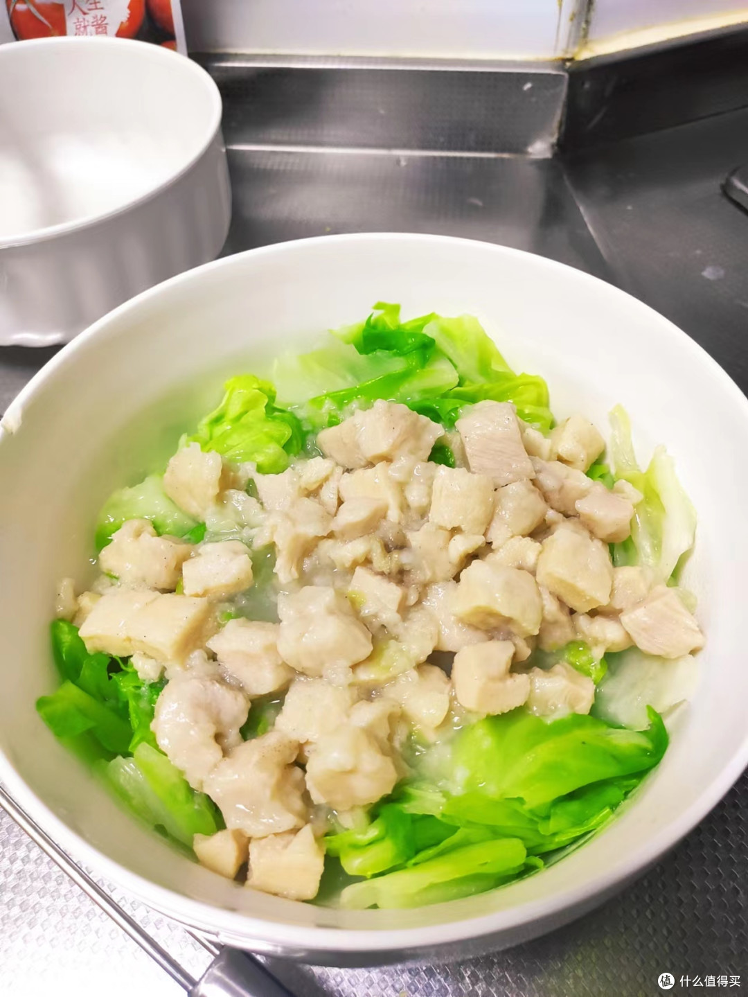 罗马生菜铺在碗底,倒入煮熟的鸡丁