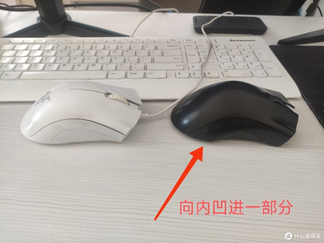 初代曼巴的外观和蝰蛇相似度以及手感是很接近的，但最大的区别还是在右侧侧裙的设计，通过对比蝰蛇的外观以及手感来看，曼巴眼镜蛇3.5G的右侧裙明显向内凹进一部分，让无名指和小拇指都能保持一个抓握状态，但这个设计直到曼巴5G以及后续产品就还原成蝰蛇的外凸设计了。