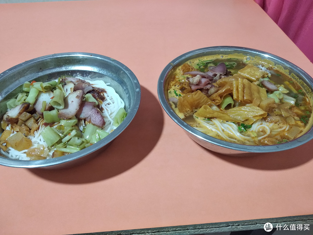 小料有酸笋，但是没有酸豆角，而有我第一次见到的酸通心菜，味道还行，比较爽脆