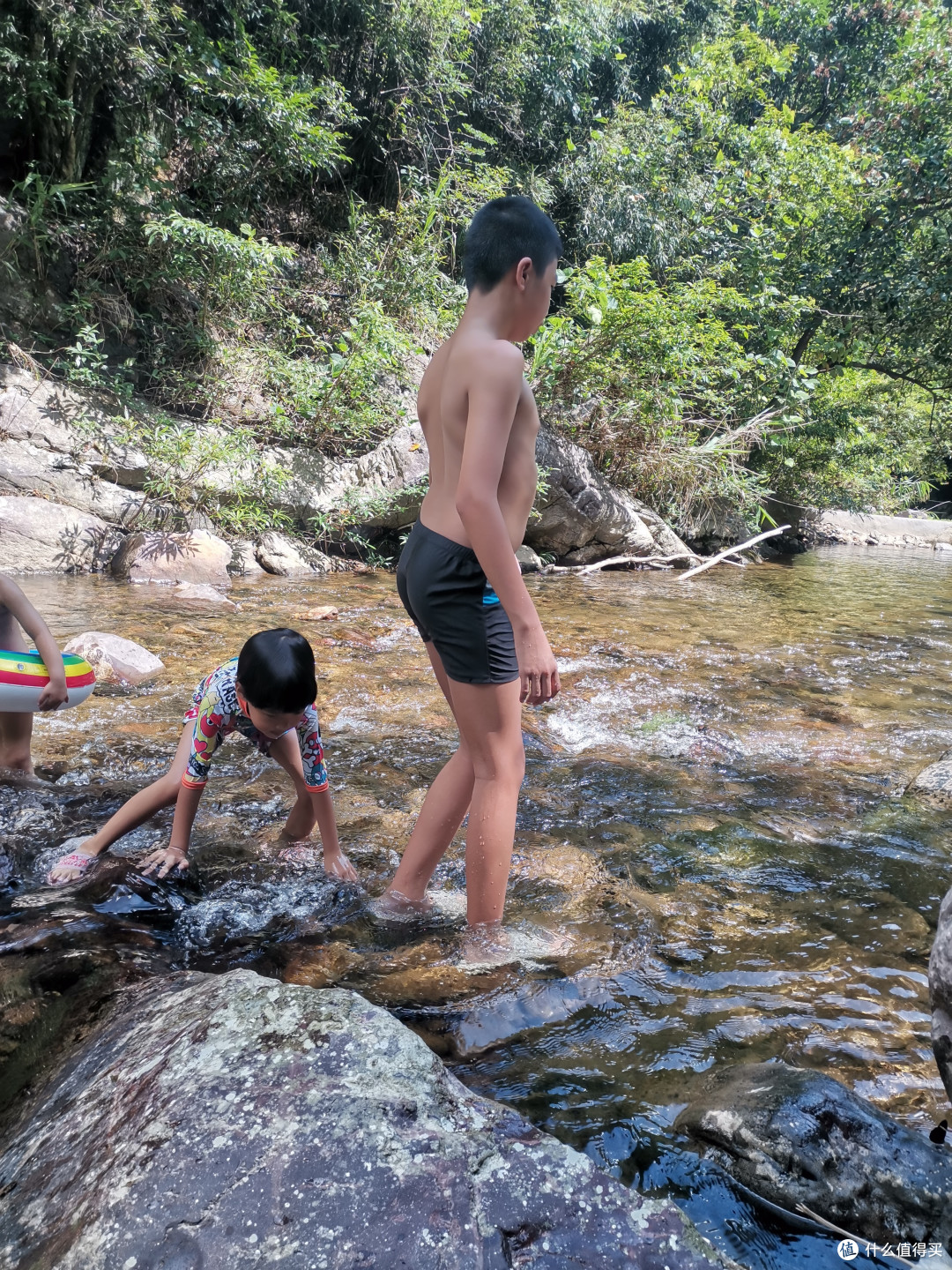 孩子们都到小溪里面撒野，但是溪水还是太冰了，所以只玩水，没有下水泡着