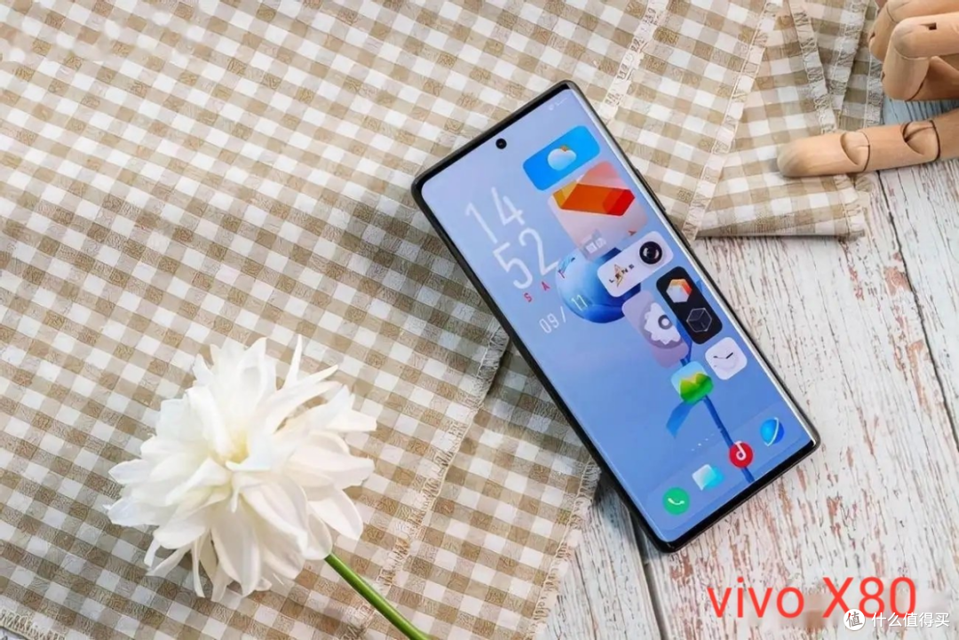vivo性能爆款:天玑9000旗舰双芯+三星E5屏+蔡司影像+80W闪充