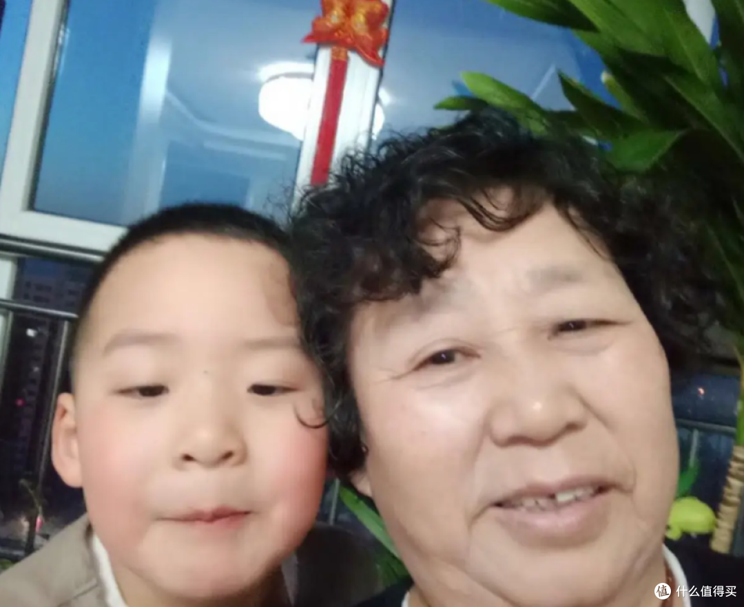 一款神奇的小音箱，能听会说还能看电影，连爷爷奶奶都会打视频了