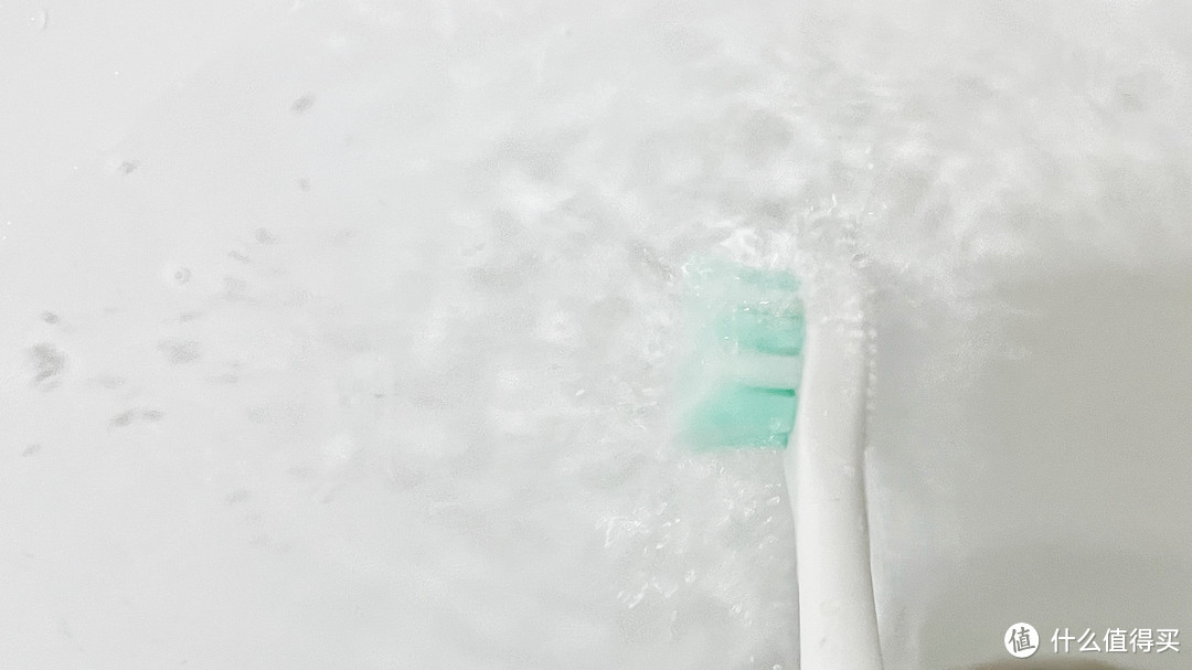 虐狗啊~电动牙刷也出黑白配的情侣款—同同家电动声波牙刷