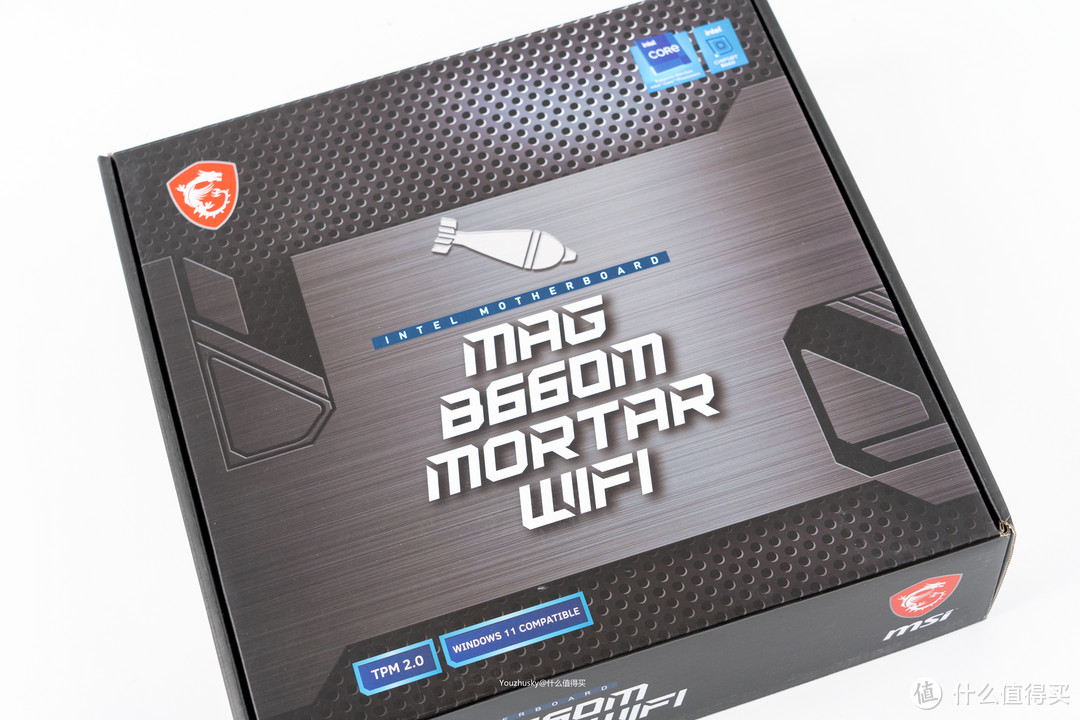 MATX方案下主板选择了带WIFI6的B660M MORTAR WIFI 迫击炮而且是DDR5内存的型号。包装是一贯的迫击炮配色和风格，中间一颗迫击炮下标有微星迫击炮的中英文型号说明，目前DDR5内存价格下来也是时候选择DDR5了