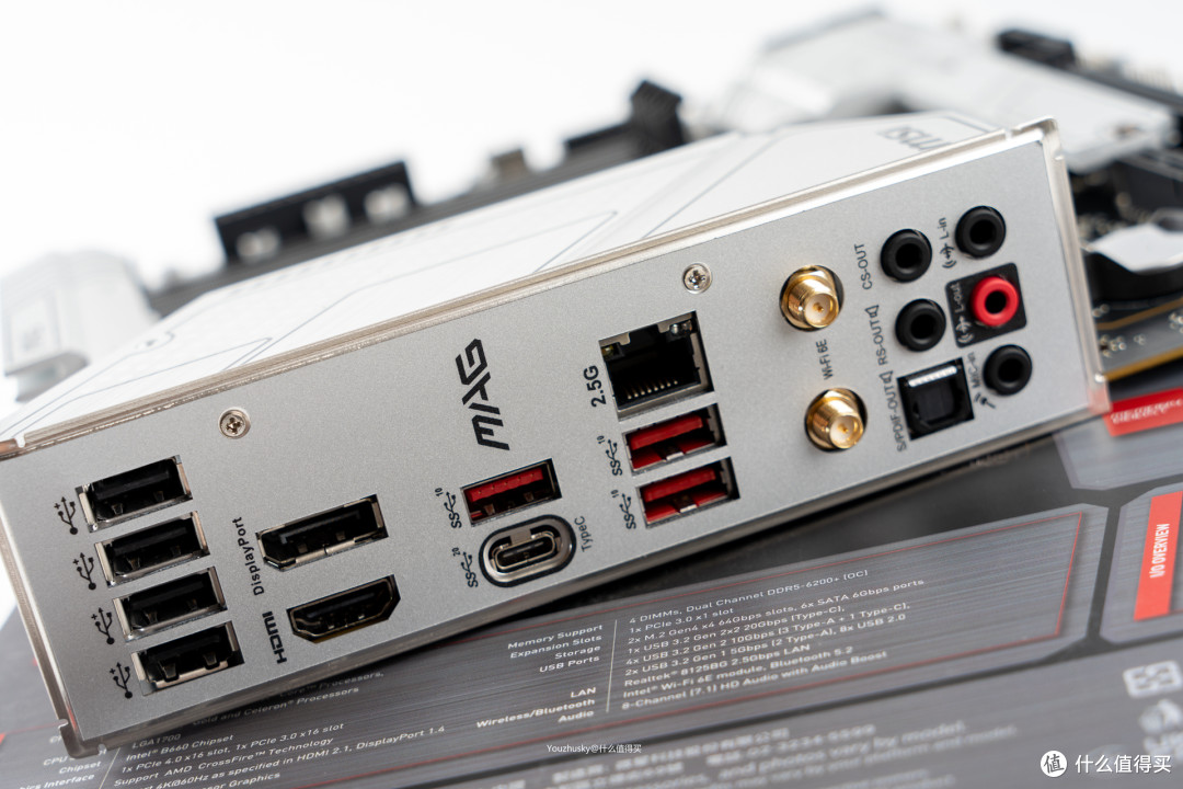 一体化挡板的IO接口配置主要依次为四个USB2.0,集显的HDMI和DP，三个USB3.0和一个TYPEC(20Gbps)，有线2.5G螃蟹网卡、WIFI6天线接口和音频接口
