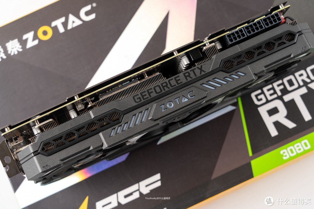 显卡的肩部设计，中间层为 GEFORCE RTX，顶部为 ARGB 效果的 ZOTAC 及两边的导光修饰，FIRESTORM 软件中有许多种预置的灯效可选择