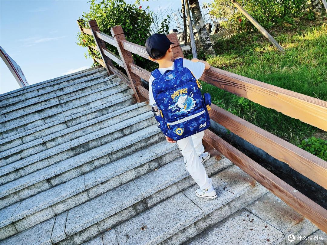 开学季为孩子选择这个小学生儿童护脊书包，快乐成长绝对错不了