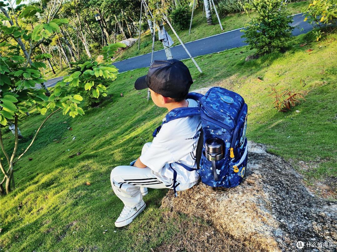 开学季为孩子选择这个小学生儿童护脊书包，快乐成长绝对错不了