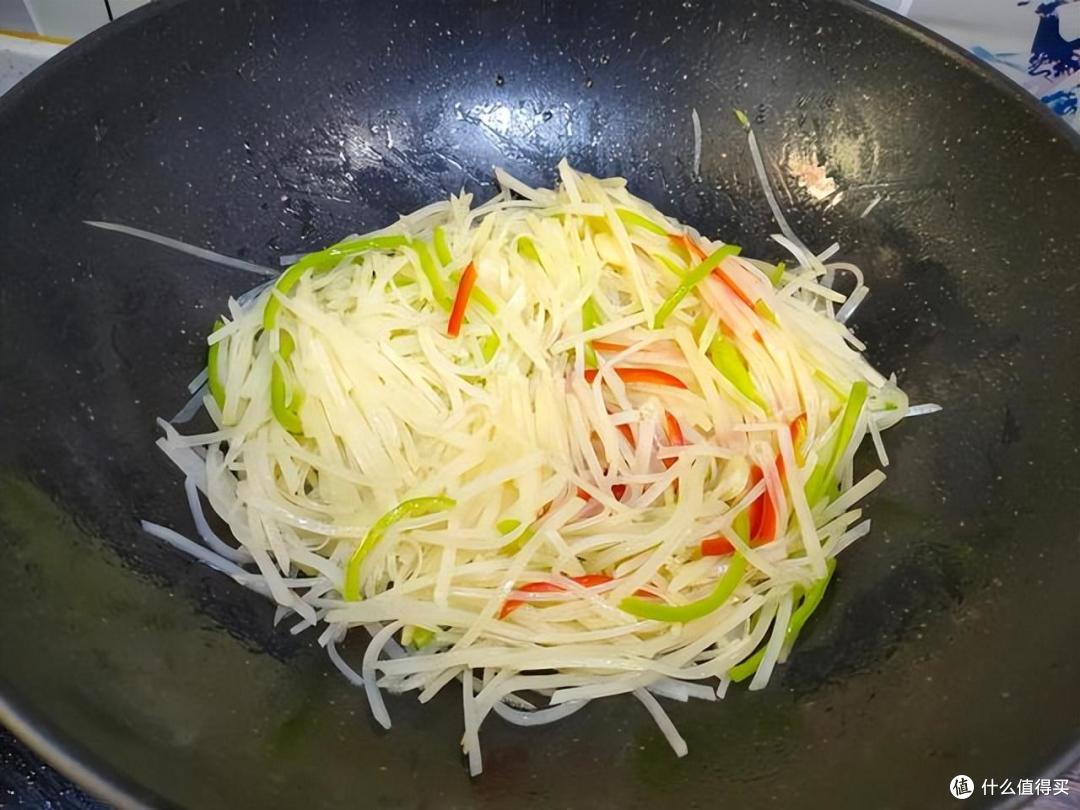 炒土豆丝，用“黄土豆”还是白土豆，不少人搞错了，难怪不好吃