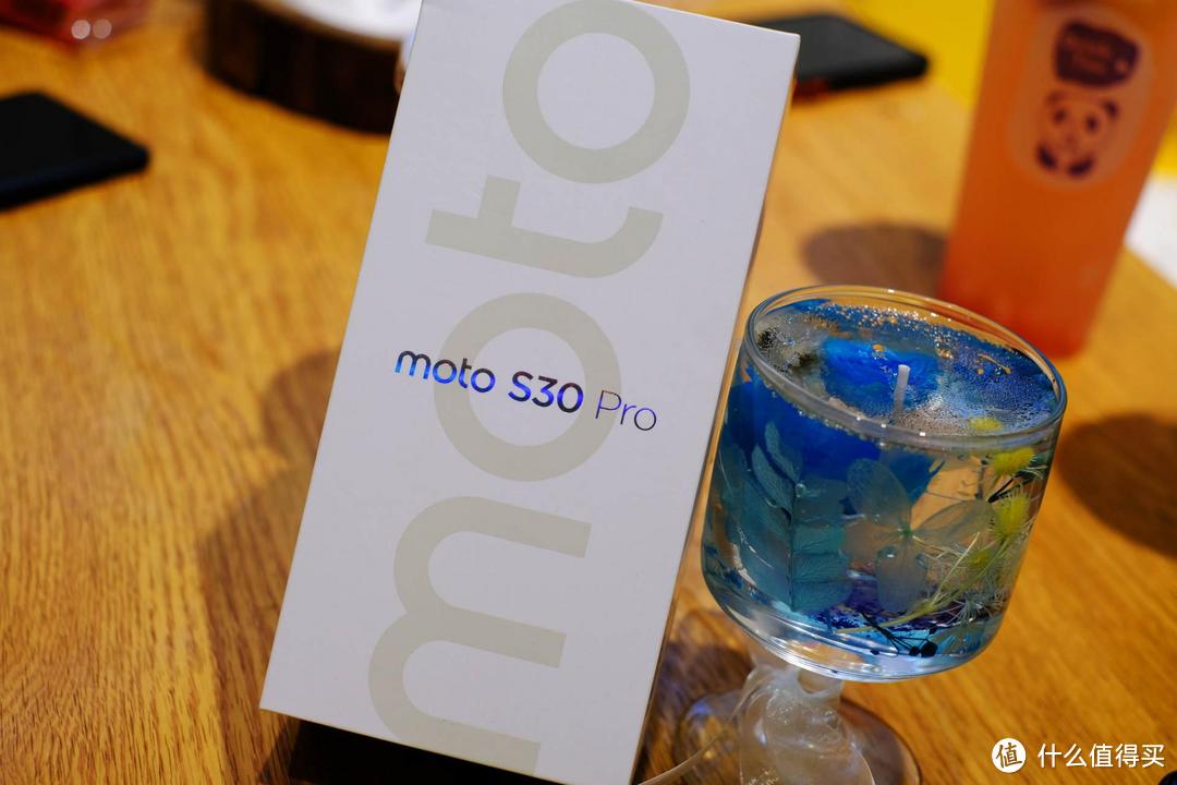 2000元买旗舰？moto S30 Pro评测：它做了小米如今不敢做的事