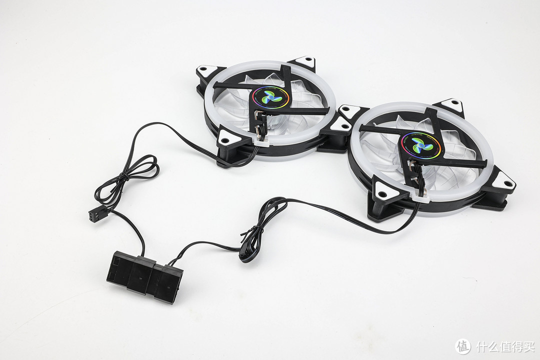 我需要按照风扇,选择风扇一定要带大4pin接口,可以串联起来
