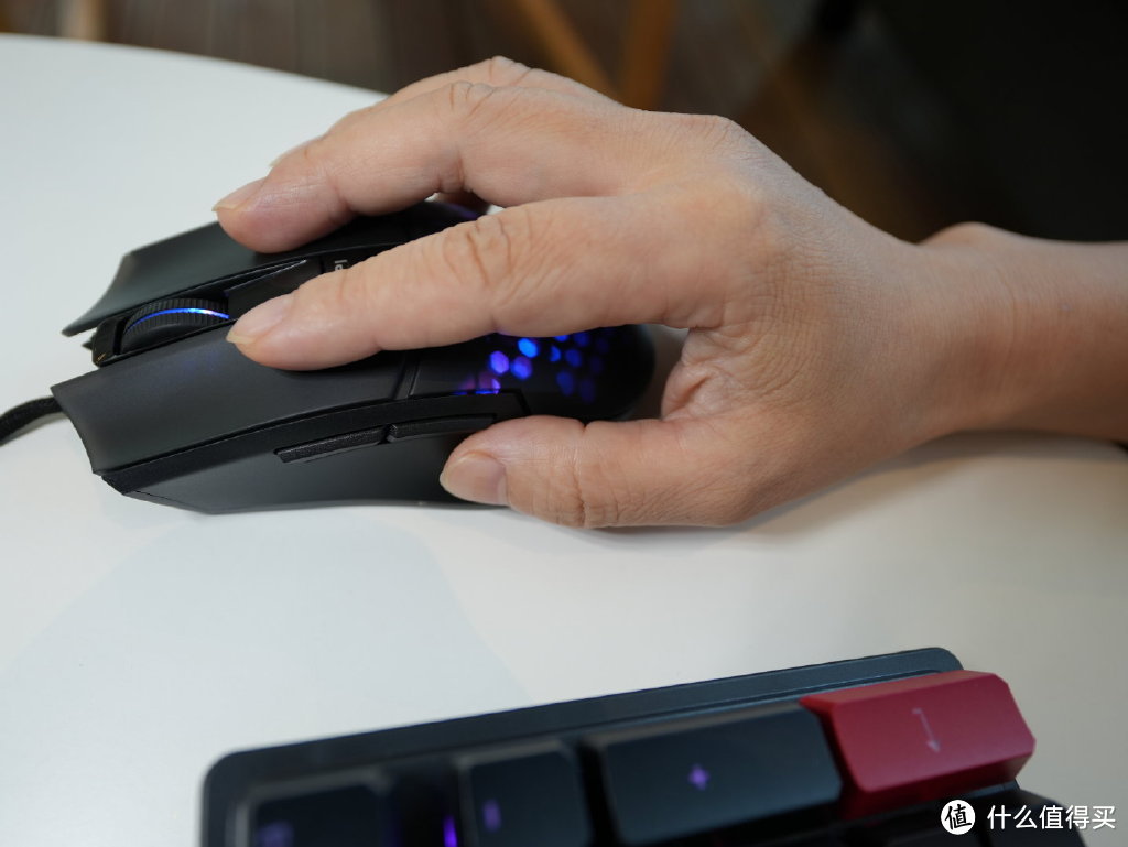 双飞燕血手幽灵ES30 Plus轻量化游戏鼠标，游戏操控效率会大大提高