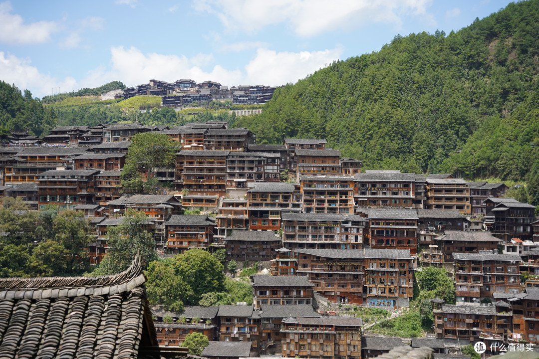 苗寨里向山上看