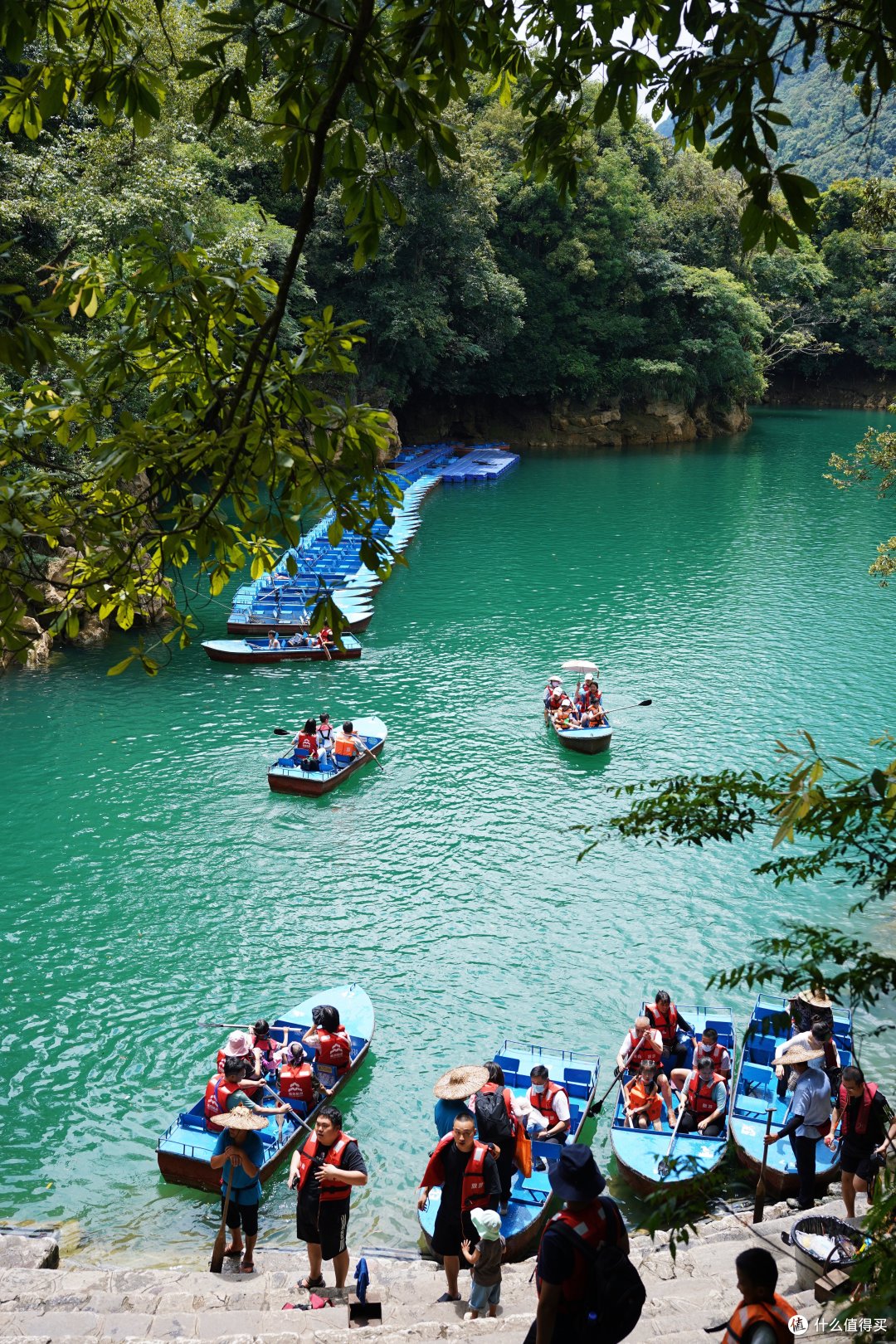 小七孔里很清凉还可以划船