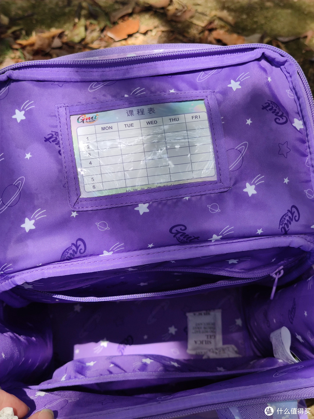 开学季：给家里即将上小学的宝贝闺女买了一个GMT护脊儿童书包，宝贝高兴的蹦了起来。