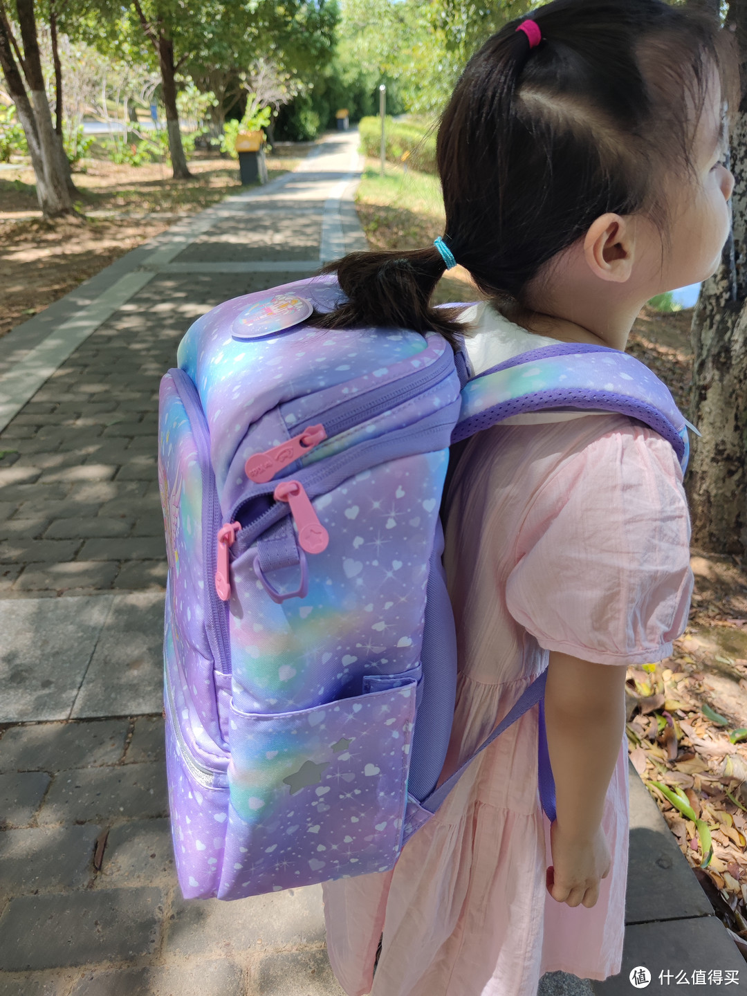 开学季：给家里即将上小学的宝贝闺女买了一个GMT护脊儿童书包，宝贝高兴的蹦了起来。