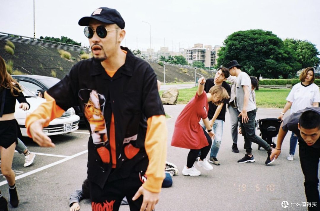 年过四十的“差不多先生”热狗,如今的穿搭还是那么街头吗?