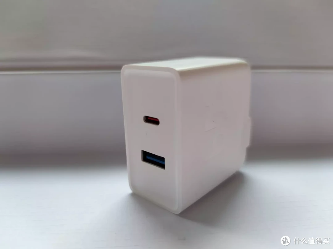 1C1A双口皆可充，折叠设计轻松出行，aigo 65W PD充电器评测