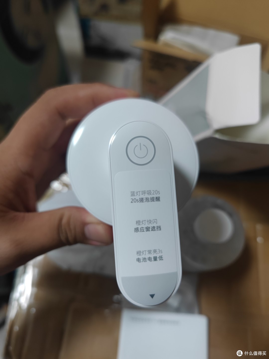 有一张小贴纸是 灯光说明书,留着不撕
