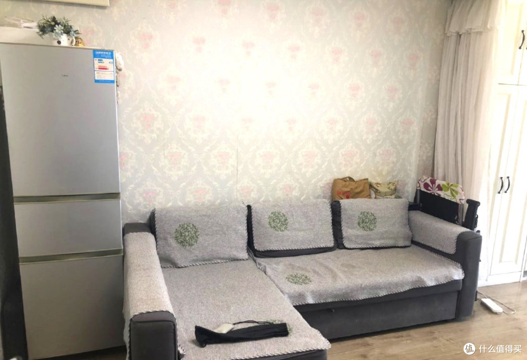 入住10周年，晒晒我家的60㎡小蜗居，客厅装隐形床多出一个房间