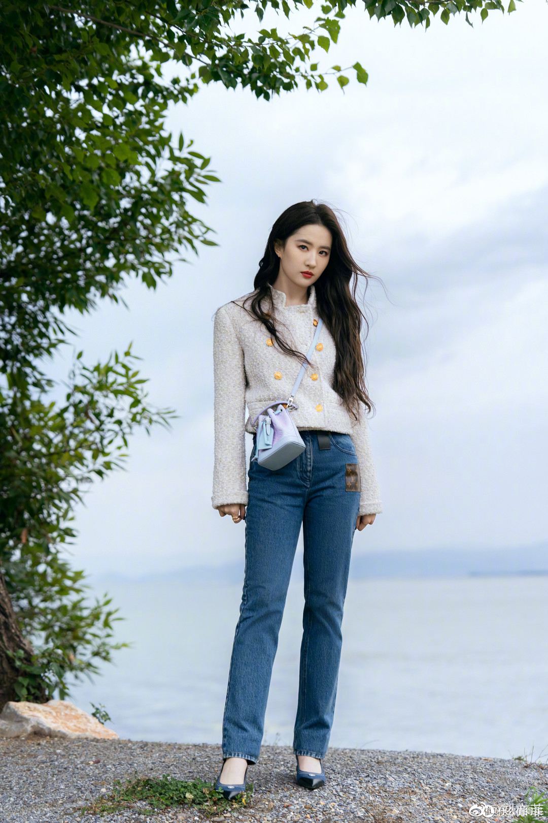 刘亦菲35岁生日晒近照,与猫咪狗狗同框状态超好,衣品也越来越精致