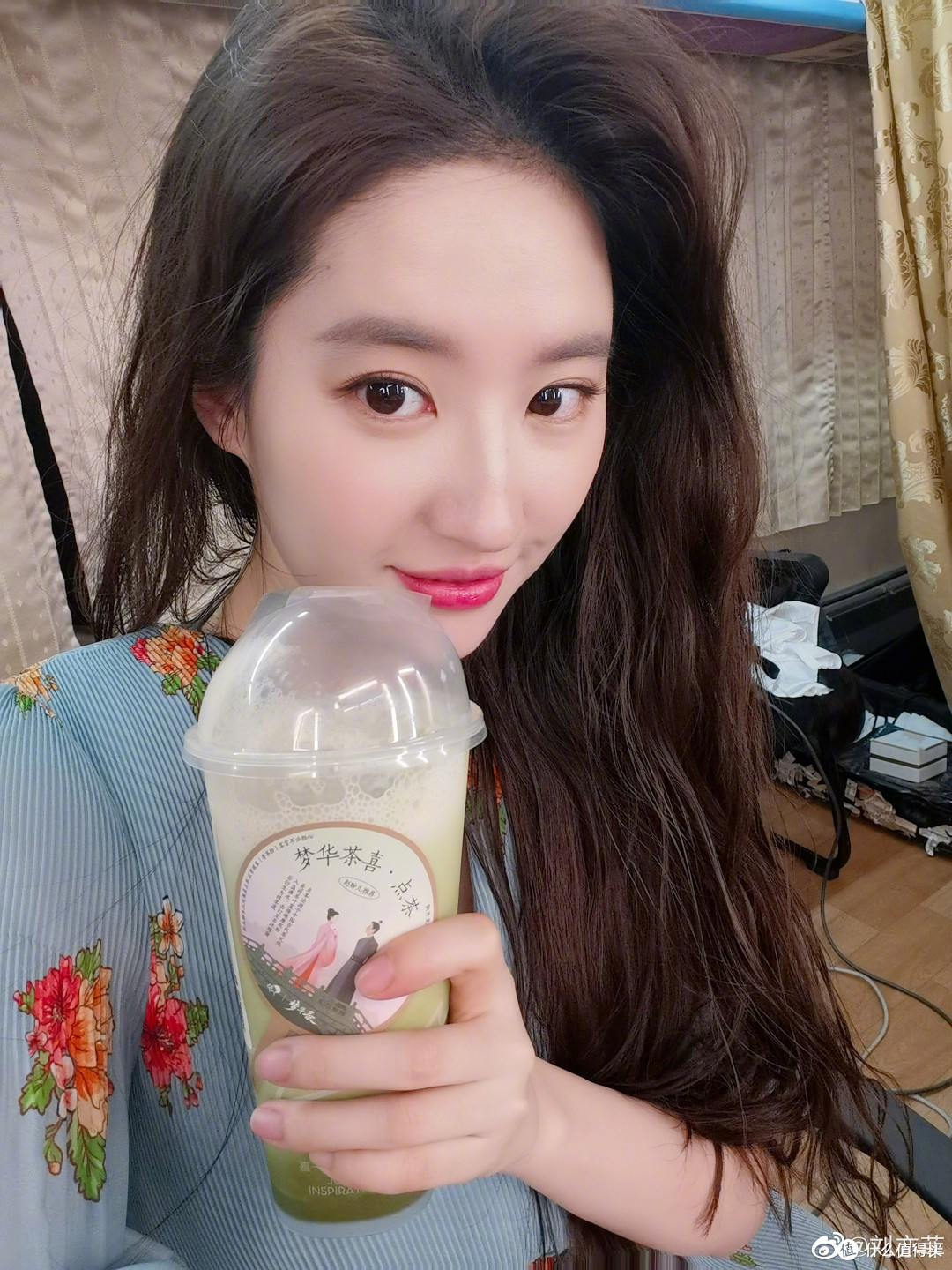 刘亦菲35岁生日晒近照,与猫咪狗狗同框状态超好,衣品也越来越精致