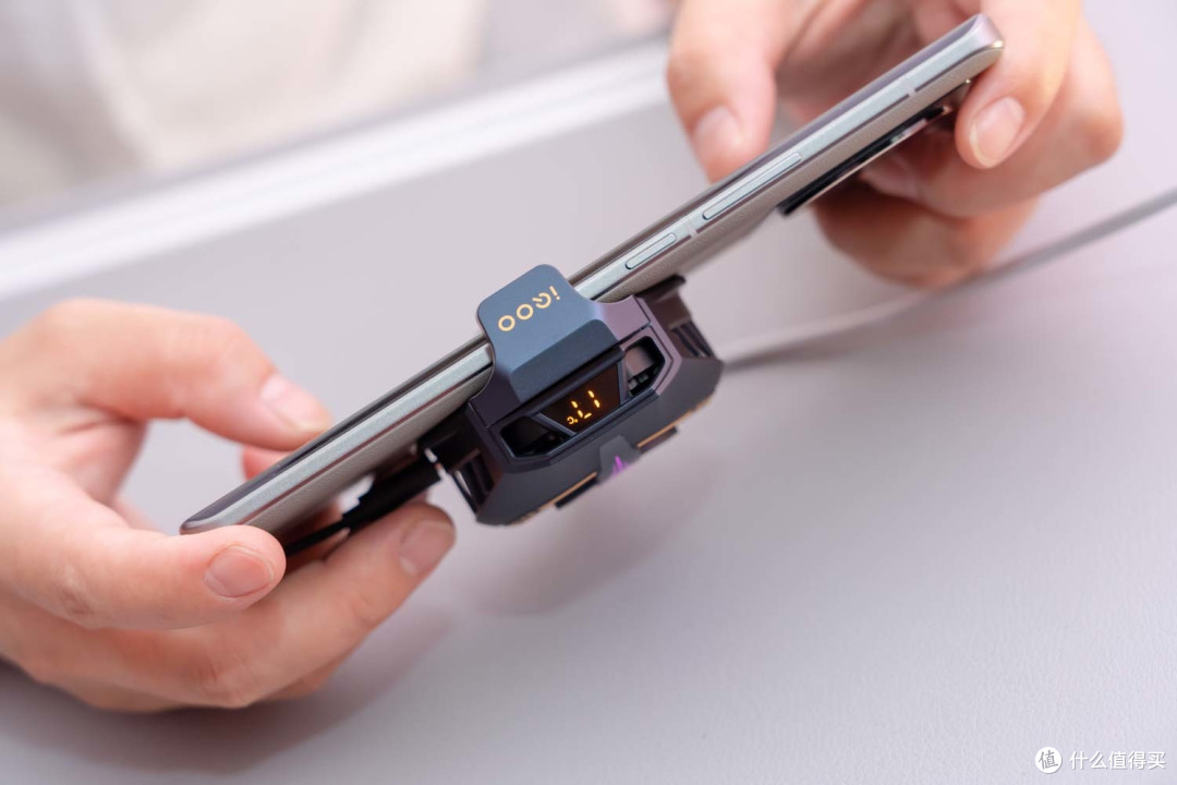 手机散热背夹这么流行?入手iqoo极风散热背夹pro后,我喜欢上了