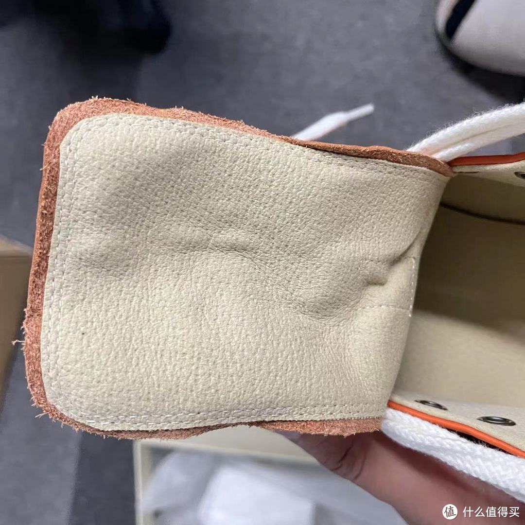 鞋舌内里,不是皮的,不知道什么材质
