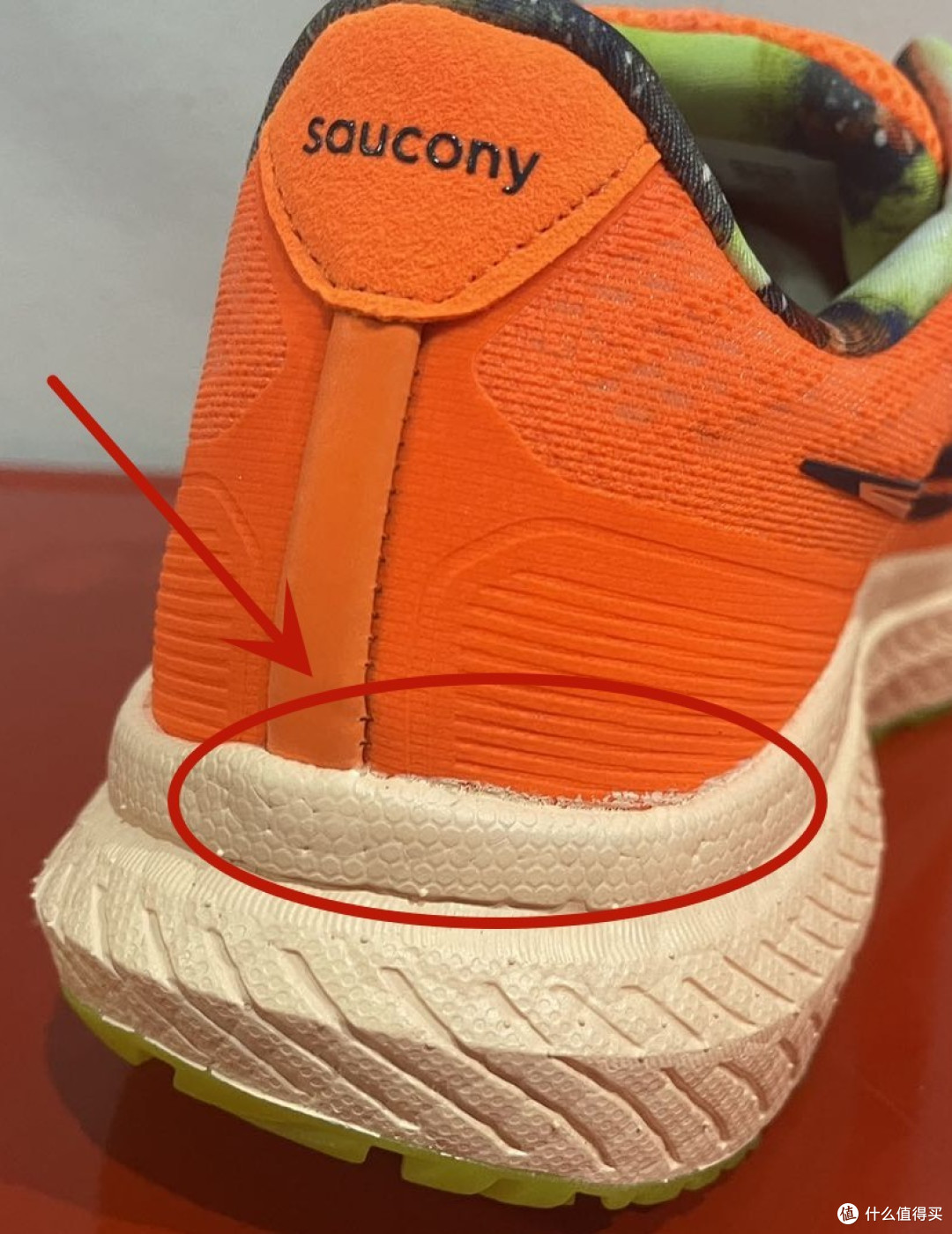 脚后跟有发现胶水溢胶,总共发现两处