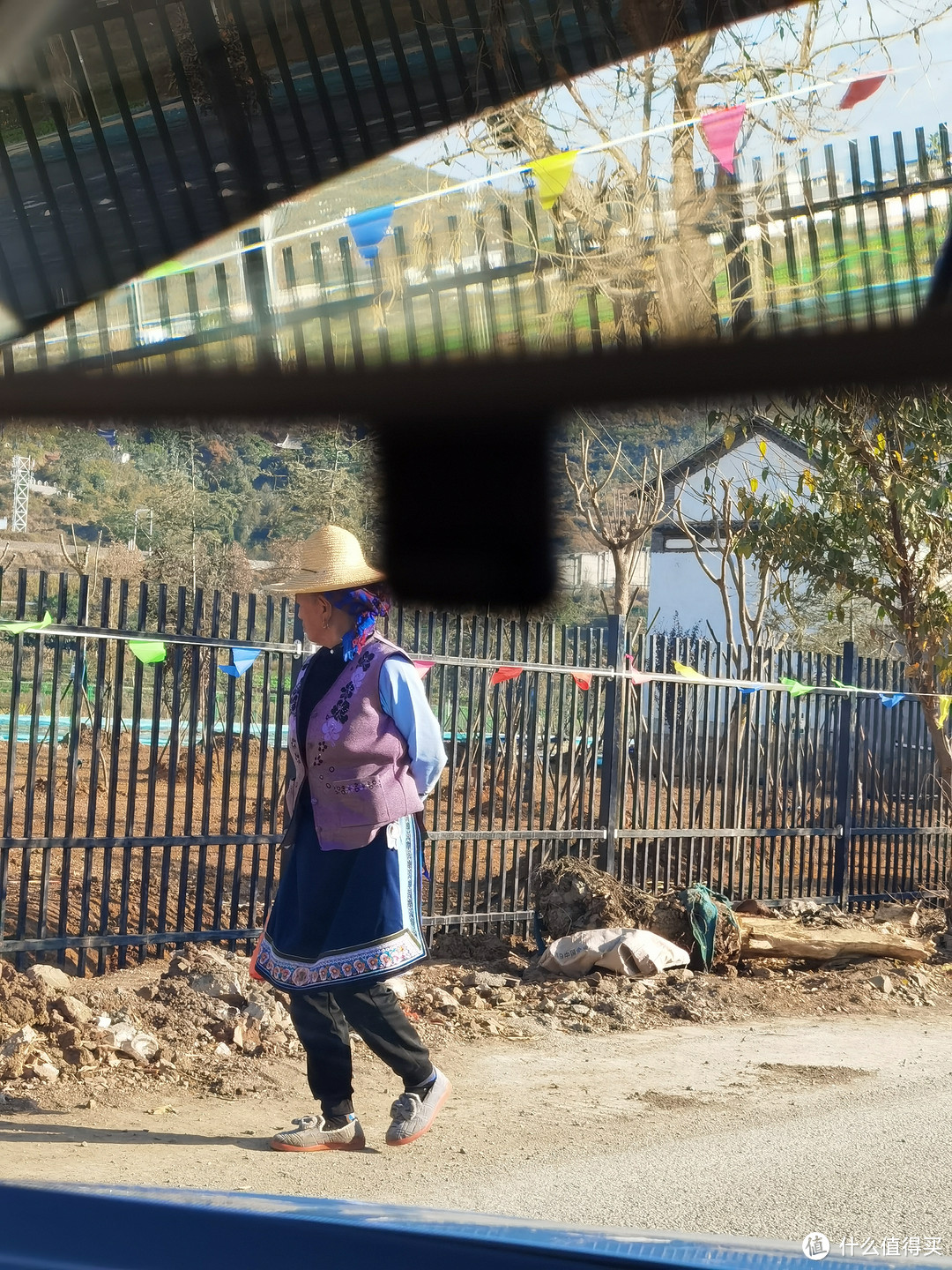 车上看到穿民族服装的当地人