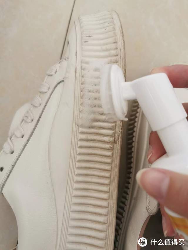 小白鞋容易脏，刷不干净怎么办？别用洗衣粉，教你一招：白净如新
