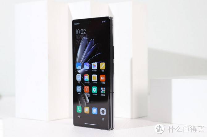 xiaomi mix fold 2 內屏使用了硬度更高的 utg玻璃,在僅有 30μm 的