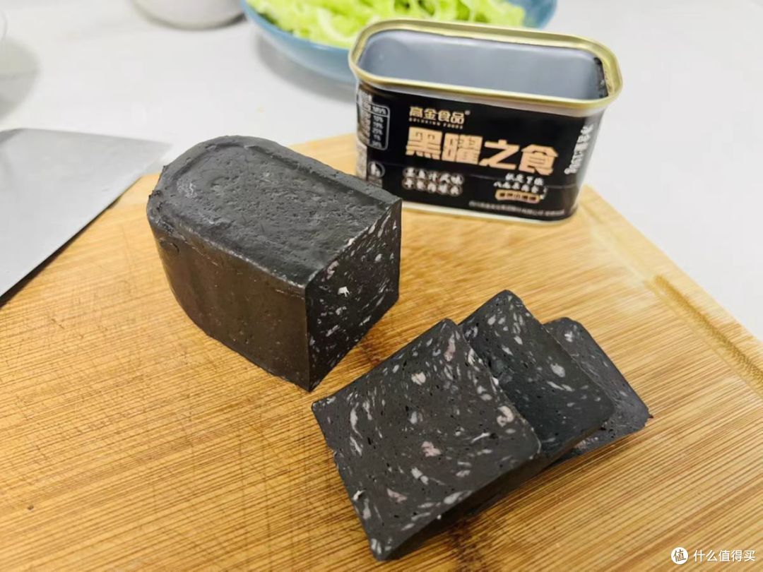 食用体验：此款墨鱼汁午餐肉外观精致，1罐198g，不多不少一顿的量，可以避免一次吃不完浪费。午餐肉整体漆黑如墨，虽然看着黑乎乎的，但是刚打开罐子，一股鲜香味就飘出来了，食欲满满。午餐肉肉质紧实，一点都不会散，切开后肉颗粒显而易见，纹路清晰，一口就想吃掉。hhhh  博主也忍不住直接吃了一块，入口就是鲜，肉感满满，咸淡适中，真的比传统午餐肉好吃太多了！【ps：不会苦的，博主以前也以为会很苦，hhhh】