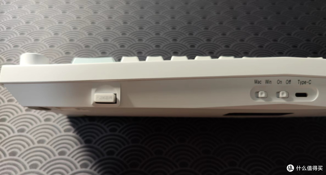 顶置开关及2.4G接收器收纳仓