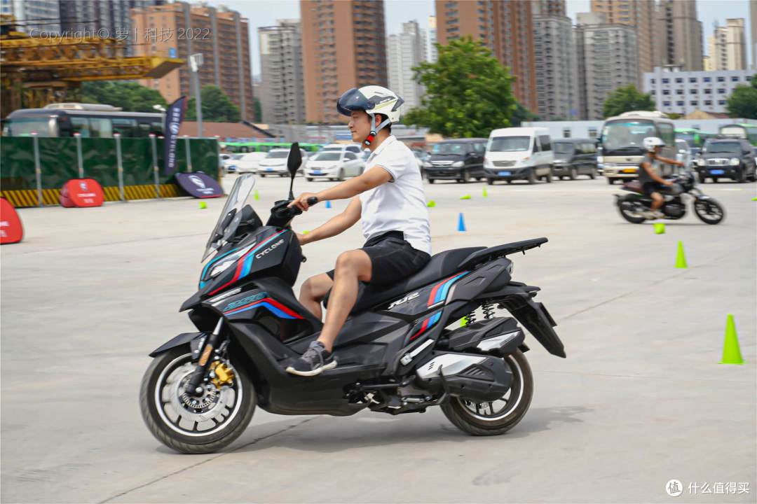 250排量踏板内卷，买赛科龙RT2亏不亏？