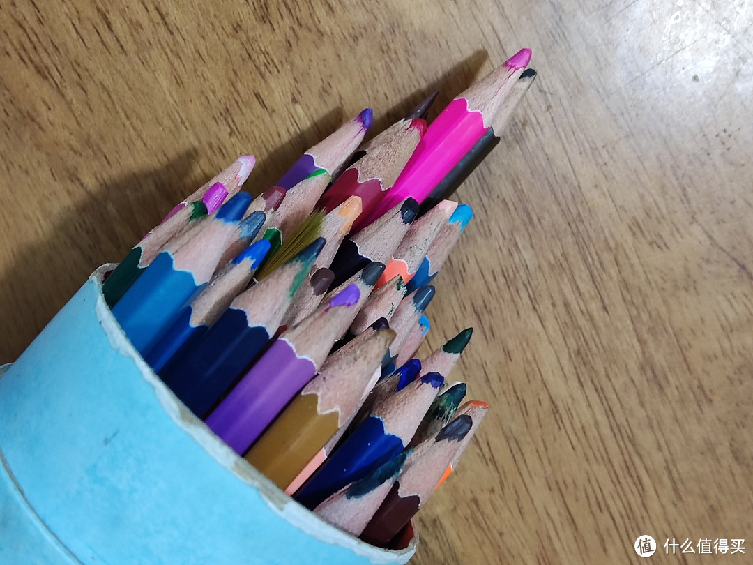 48色的得力彩色铅笔自带了削笔刀
