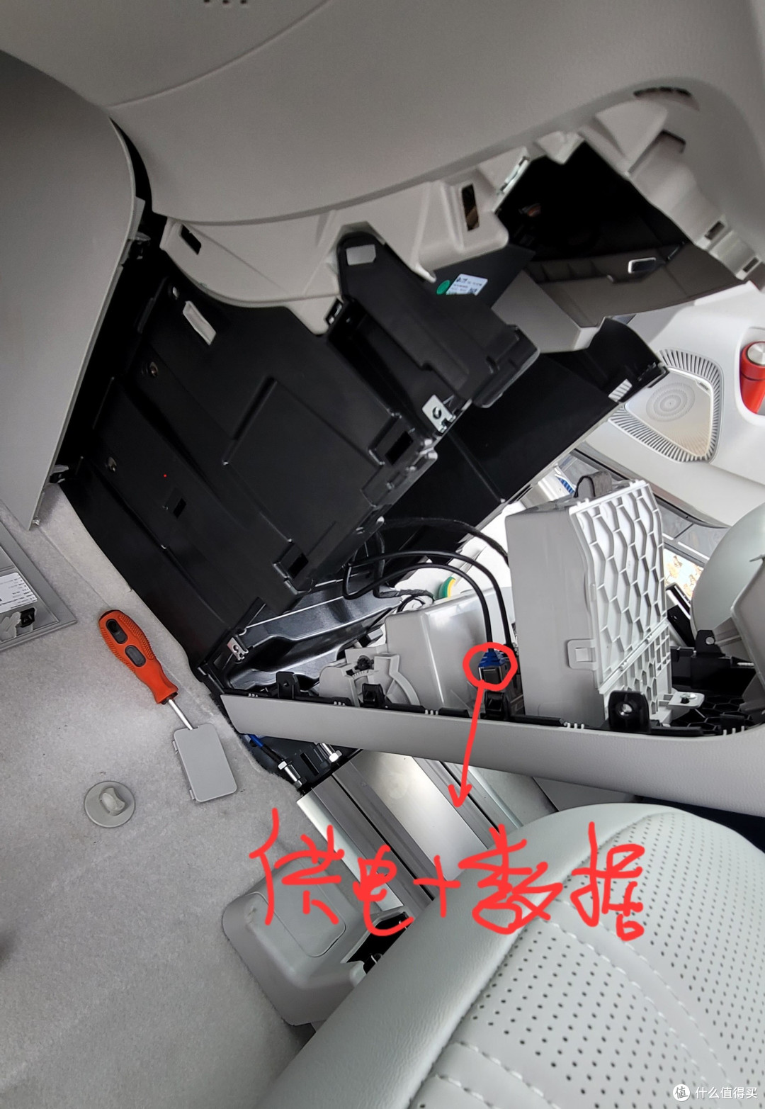 左边U口为数据接口
