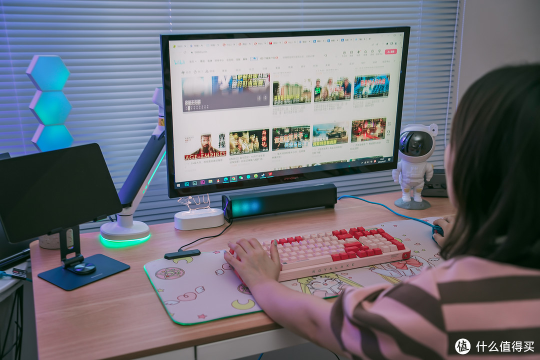 氛围感桌面改造1.0：释放桌面空间，用RGB打造极致梦幻世界！