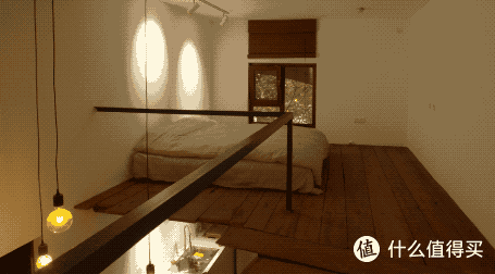 极简到只剩下一张床垫的卧室