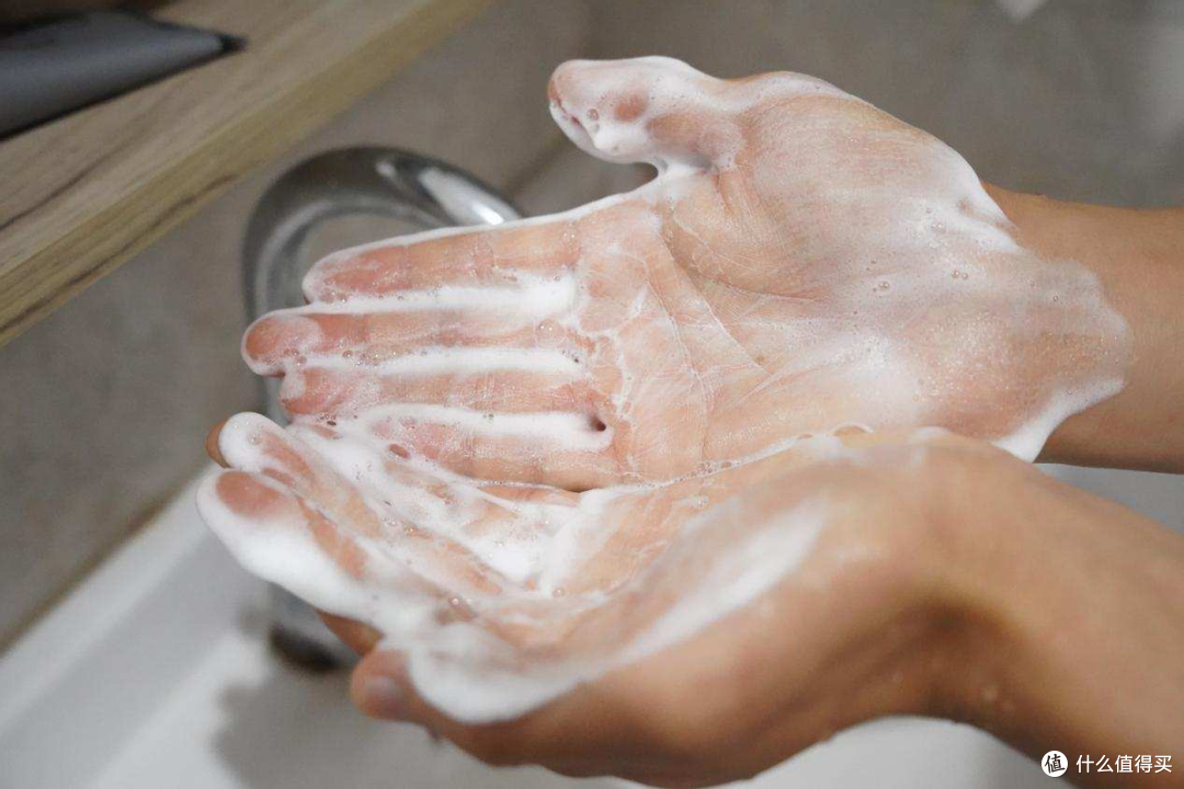 男孩子要想脸部清清爽爽 选对洁面产品是关键 去油是根本