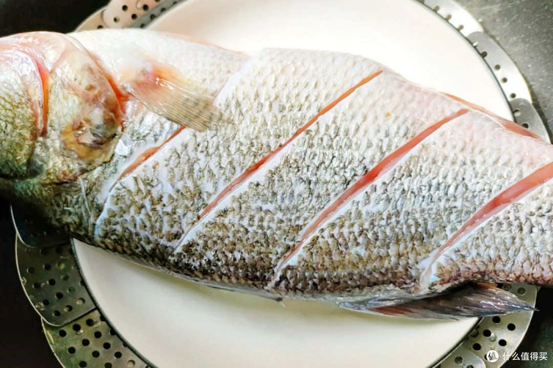 中秋家宴上的清蒸鲈鱼,想鱼肉细嫩又鲜美,牢记“4大烹饪要点”