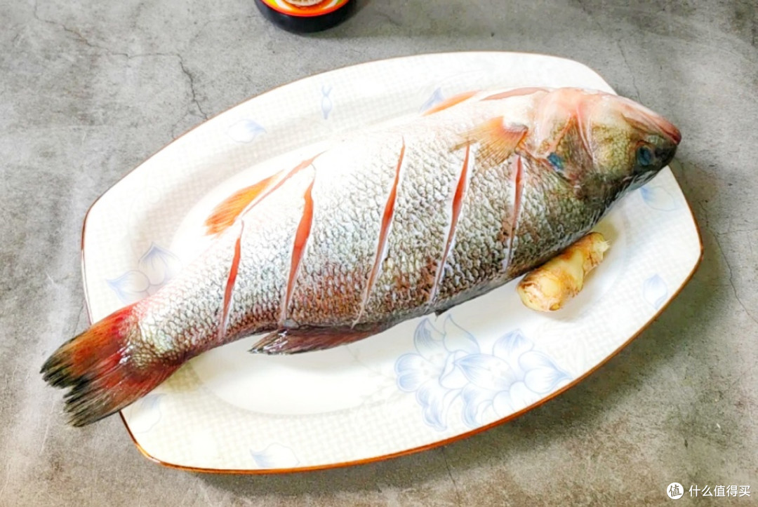 中秋家宴上的清蒸鲈鱼,想鱼肉细嫩又鲜美,牢记“4大烹饪要点”