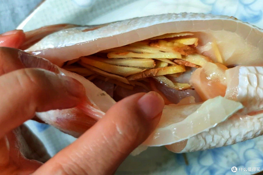 中秋家宴上的清蒸鲈鱼,想鱼肉细嫩又鲜美,牢记“4大烹饪要点”