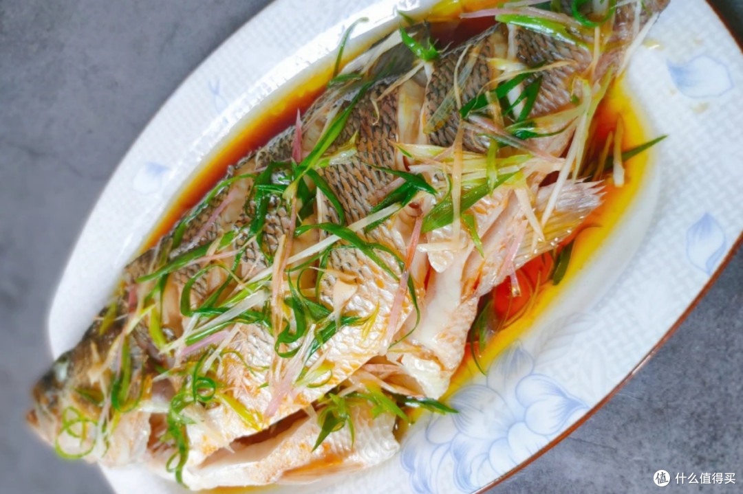 中秋家宴上的清蒸鲈鱼,想鱼肉细嫩又鲜美,牢记“4大烹饪要点”