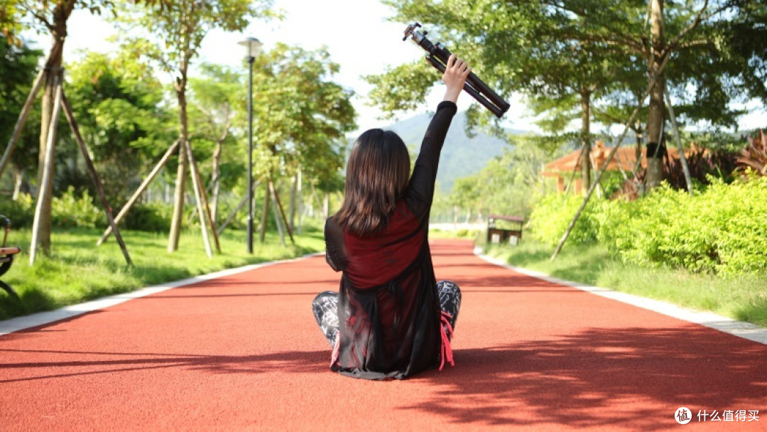 三脚架开箱测评:轻巧便携的旅拍三脚架,“6秒”快速收放
