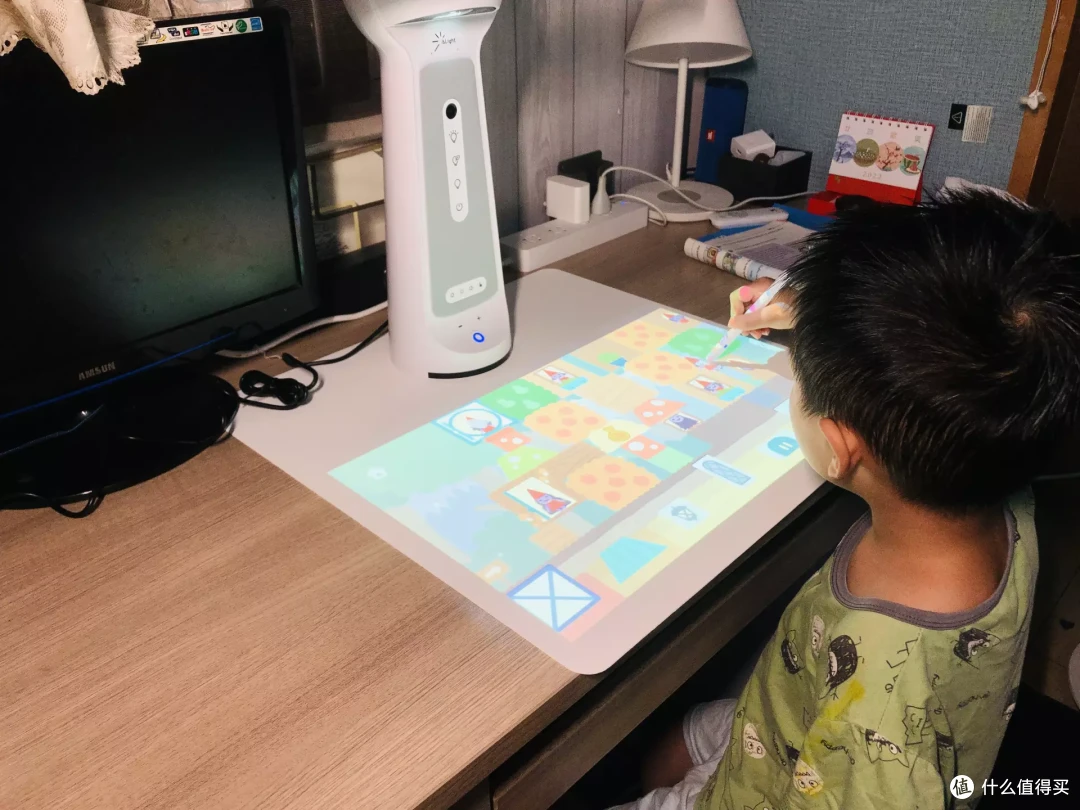 不正经的台灯,内置投影仪的AR学习机-小光同学AR智能投影台灯体验